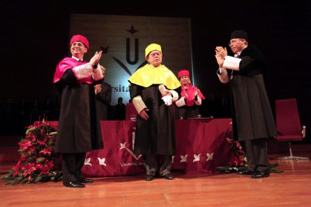 El rector de la universidad de Lleida, Roberto Fernández, (a la derecha) durante el acto de investidura del expresidente de la Generalitat Jordi Pujol como doctor honoris causa en 2011. El rector de la universidad de Lleida, Roberto Fernández, (a la derecha) durante el acto de investidura del expresidente de la Generalitat Jordi Pujol como doctor honoris causa en 2011.