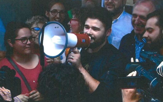 Rufián animando a la multitud Rufián animando a la multitud