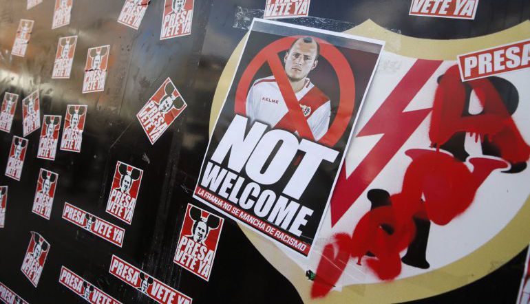 Seguidores del Rayo mostraron su rechazo al fichae del ucraniano Seguidores del Rayo mostraron su rechazo al fichae del ucraniano