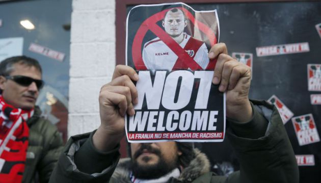 Hinchas protestan contra el fichaje de Zozulya Hinchas protestan contra el fichaje de Zozulya