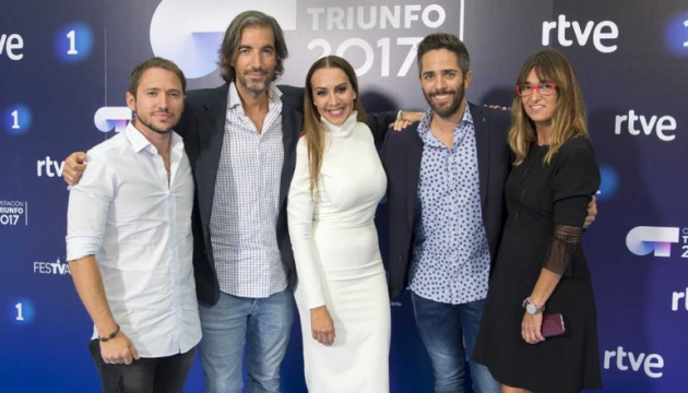 De izquierda a derecha: Joe Pérez-Orive, Manuel Martos, Mónica Naranjo, Roberto Leal, y Noemí Galera De izquierda a derecha: Joe Pérez-Orive, Manuel Martos, Mónica Naranjo, Roberto Leal, y Noemí Galera