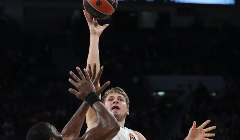 Luka Doncic, durante el partido ante Efes Pilsen en Turquía Luka Doncic, durante el partido ante Efes Pilsen en Turquía