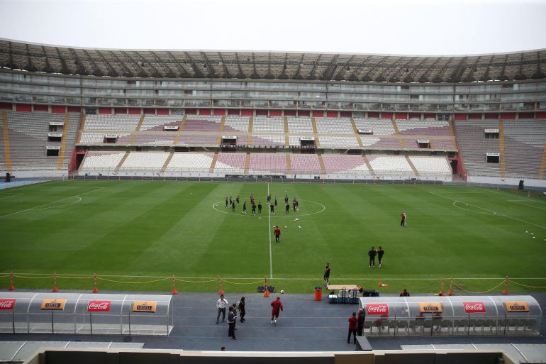 Jugadores de la selección peruana entrenan en el Estadio Nacional de Lima Jugadores de la selección peruana entrenan en el Estadio Nacional de Lima