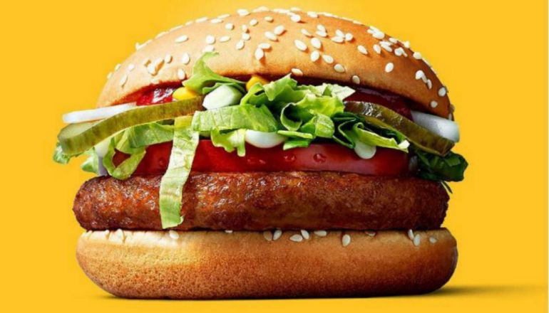 La hamburguesa está hecha de soja y, por supuesto, no lleva queso. La hamburguesa está hecha de soja y, por supuesto, no lleva queso.