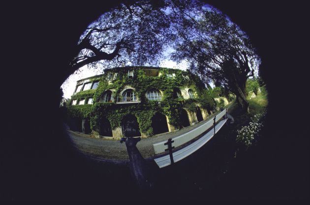 La fachada de la casa donde Picasso vivió hasta su muerte La fachada de la casa donde Picasso vivió hasta su muerte