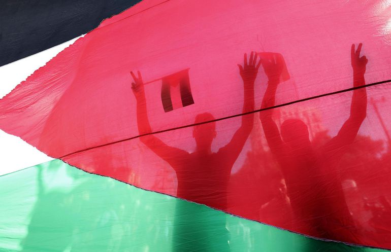 Palestinos ondean banderas de Palestina y Egipto durante una celebración tras el acuerdo entre el movimiento islamista Hamás y el partido nacionalista Al Fatah, en Gaza Palestinos ondean banderas de Palestina y Egipto durante una celebración tras el acuerdo entre el movimiento islamista Hamás y el partido nacionalista Al Fatah, en Gaza