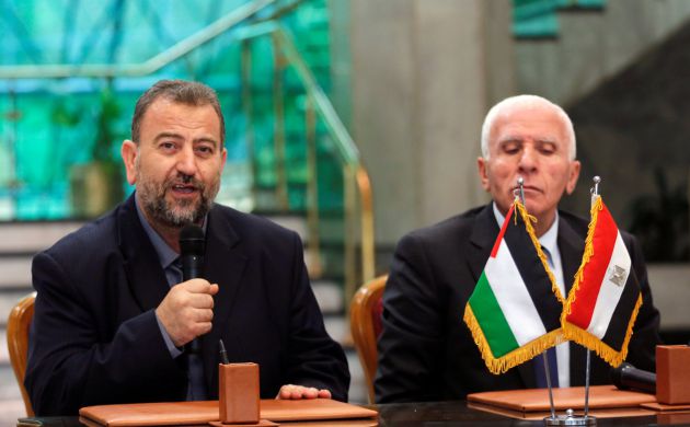El líder de la delegación de Hamás, Saleh Arouri, durante la conferencia junto al líder de Fatah, Azzam Ahmad, en El Cairo El líder de la delegación de Hamás, Saleh Arouri, durante la conferencia junto al líder de Fatah, Azzam Ahmad, en El Cairo