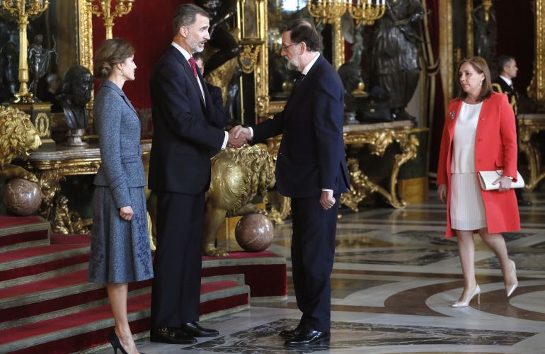 Los reyes conversan con el presidente del Gobierno, Mariano Rajoy, acompañado de su mujer Elvira Fernández Los reyes conversan con el presidente del Gobierno, Mariano Rajoy, acompañado de su mujer Elvira Fernández