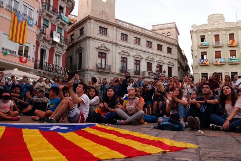 Jóvenes y niños siguiendo la declaración de Puigdemont en la plaza de Reus Jóvenes y niños siguiendo la declaración de Puigdemont en la plaza de Reus
