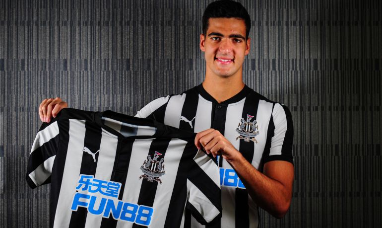 Mikel Merino posa con la camiseta del Newcastle Mikel Merino posa con la camiseta del Newcastle