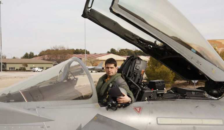 El capitán del Ejército del Aire, Borja Aybar, que ha fallecido en un accidente al estrellarse el avión de combate Eurofighter en su base de Albacete. El capitán del Ejército del Aire, Borja Aybar, que ha fallecido en un accidente al estrellarse el avión de combate Eurofighter en su base de Albacete.