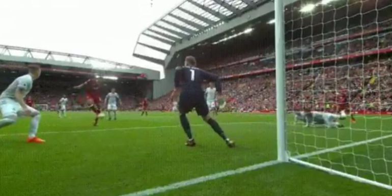 Matip se disponía a marcar pero se encontró a un enorme De Gea Matip se disponía a marcar pero se encontró a un enorme De Gea