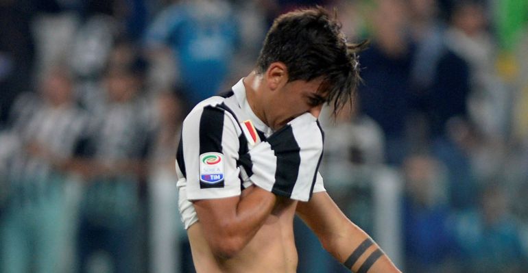 Paulo Dybala se lamenta tras fallar el penalti en el descuento Paulo Dybala se lamenta tras fallar el penalti en el descuento