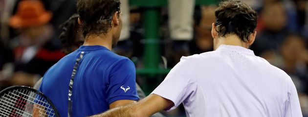 Nadal y Federer se saludan al término del partido en Shanghái Nadal y Federer se saludan al término del partido en Shanghái