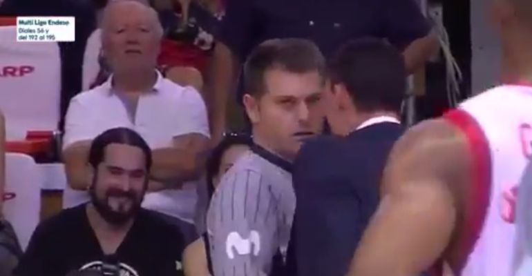 Prigioni, durante su protesta a uno de los colegiados del partido Prigioni, durante su protesta a uno de los colegiados del partido