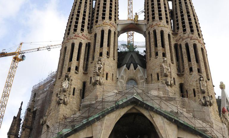 La Sagrada Familia de Barcelona es uno de los monumentos más visitados de Cataluña. La Sagrada Familia de Barcelona es uno de los monumentos más visitados de Cataluña.
