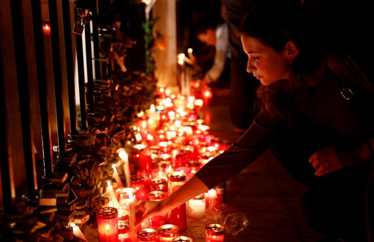 Una mujer deposita una vela en el altar colocado en recuerdo a Daphne Caruana Galizia. Una mujer deposita una vela en el altar colocado en recuerdo a Daphne Caruana Galizia.