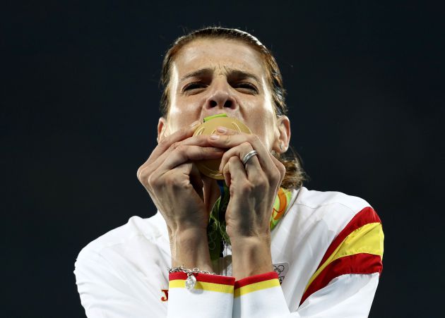 Ruth Beitia besa la medalla de oro conseguida en los Juegos Olìmpicos de Río Ruth Beitia besa la medalla de oro conseguida en los Juegos Olìmpicos de Río