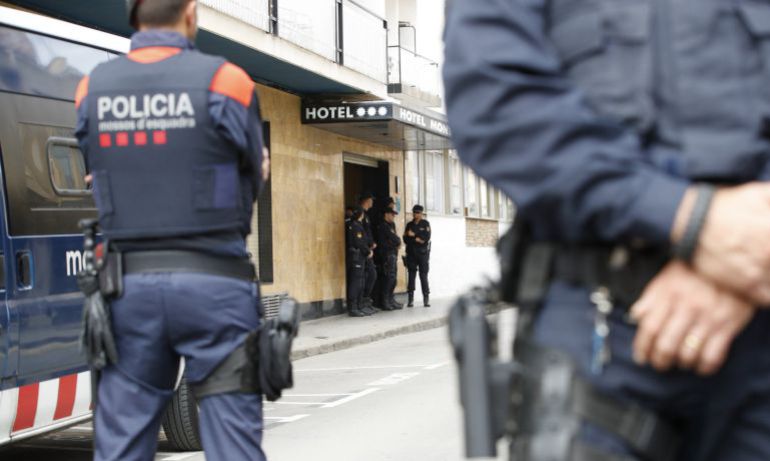 Miembros de los Mossos d'Esquadra custodian los hoteles donde se hospedan los policías nacionales desplazados a Cataluña ante las concentraciones convocadas frente a los establecimientos para protestar por las cargas del 1-O. Miembros de los Mossos d'Esquadra custodian los hoteles donde se hospedan los policías nacionales desplazados a Cataluña ante las concentraciones convocadas frente a los establecimientos para protestar por las cargas del 1-O.