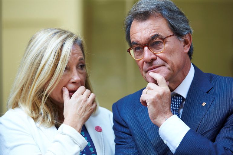 El expresidente de la Generalitat Artur Mas y la exvicepresidenta, Joana Ortega, durante el paro de 5 minutos celebrado en la sede del PDeCAT en protesta por el encarcelamiento del presidente de la ANC, Jordi Sánchez, y el presidente de Òmnium Cultural, Jordi Cuixart. El expresidente de la Generalitat Artur Mas y la exvicepresidenta, Joana Ortega, durante el paro de 5 minutos celebrado en la sede del PDeCAT en protesta por el encarcelamiento del presidente de la ANC, Jordi Sánchez, y el presidente de Òmnium Cultural, Jordi Cuixart.