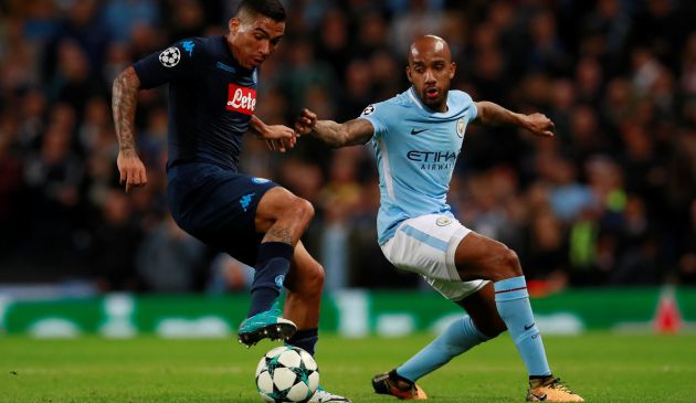 Fabian Delph defiende a Allan Fabian Delph defiende a Allan