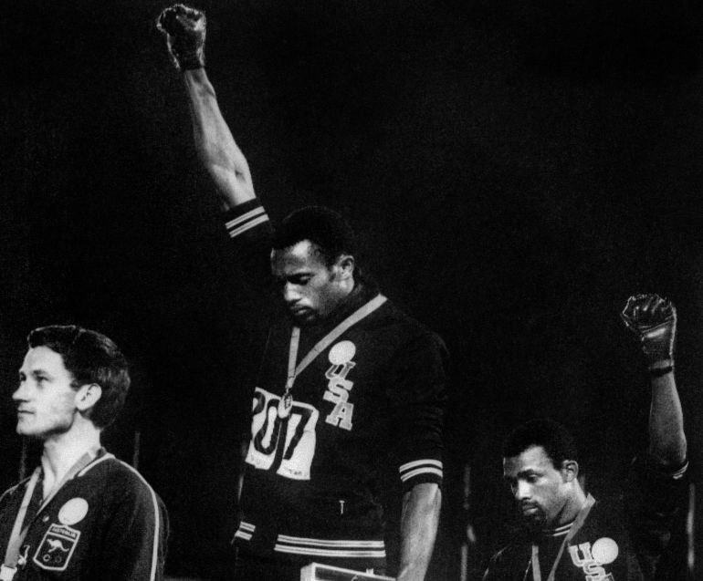 Tommie Smith y John Carlos y el australiano Peter Norman, en el podio de los 200 metros de los JJ OO de México 1968 Tommie Smith y John Carlos y el australiano Peter Norman, en el podio de los 200 metros de los JJ OO de México 1968