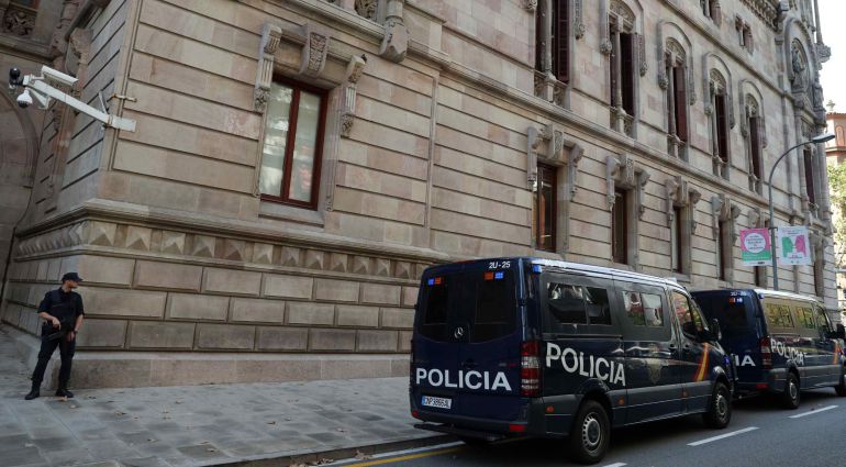 Furgonetas de la Policía Nacional, ante el edificio de la Audiencia de Barcelona. El Tribunal Superior de Justicia de Cataluña ordenó a la Policía Nacional asumir la custodia del edificio que lo alberga, con los Mossos d'Esquadra que hasta ahora lo vigilaban bajo su mando. Furgonetas de la Policía Nacional, ante el edificio de la Audiencia de Barcelona. El Tribunal Superior de Justicia de Cataluña ordenó a la Policía Nacional asumir la custodia del edificio que lo alberga, con los Mossos d'Esquadra que hasta ahora lo vigilaban bajo su mando.
