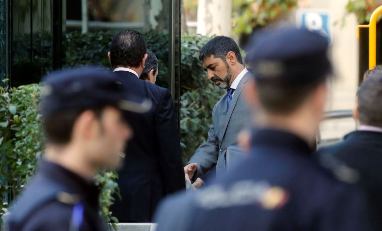 El mayor de los Mossos d'Esquadra, Josep Lluís Trapero a su llegada a la Audiencia Nacional. El mayor de los Mossos d'Esquadra, Josep Lluís Trapero a su llegada a la Audiencia Nacional.