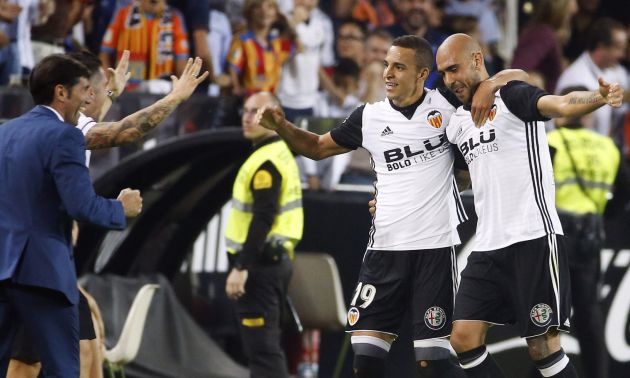 Rodrigo y Zaza celebran uno de los goles del partido con Marcelino Rodrigo y Zaza celebran uno de los goles del partido con Marcelino