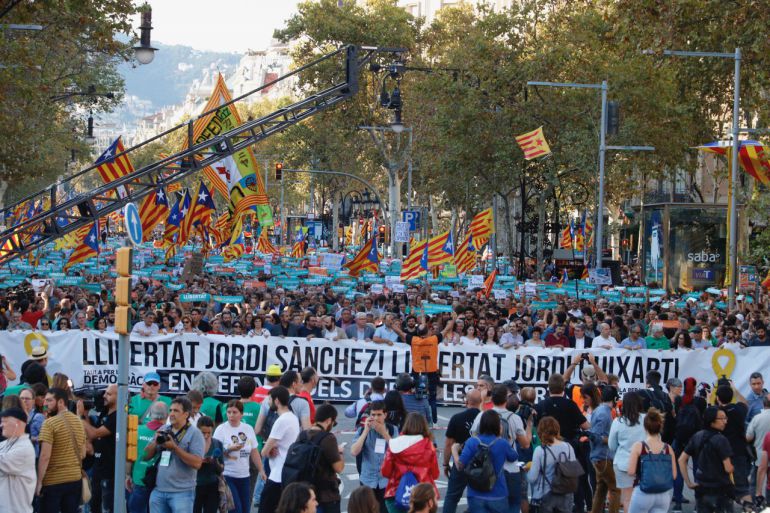 La pancarta de la cabecera reclama la libertad de 'Los Jordis' La pancarta de la cabecera reclama la libertad de 'Los Jordis'