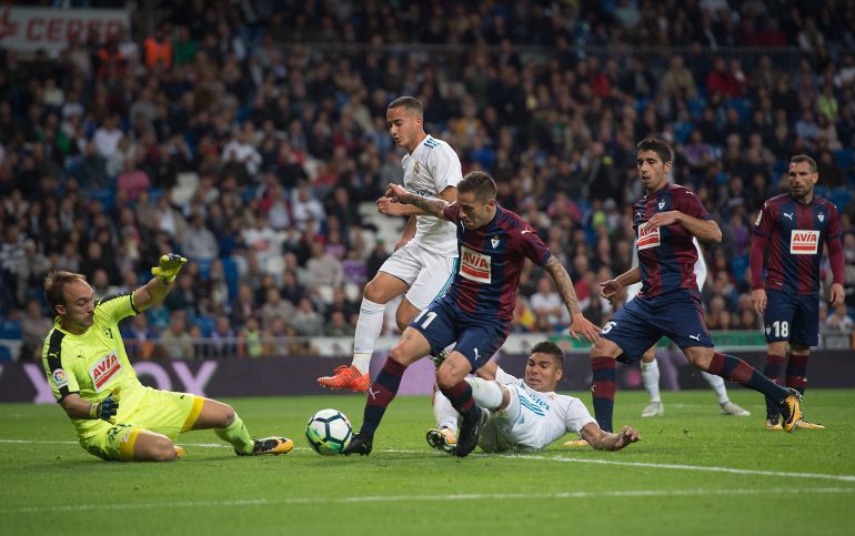 Ruben Pena disputa un balón con Casemiro. Ruben Pena disputa un balón con Casemiro.