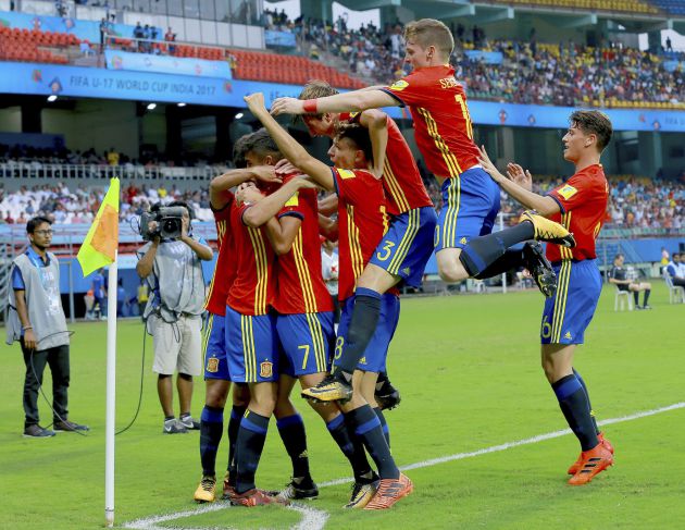 Los jugadores de la selección española sub 17 celebran el gol de Sergio Gómez Los jugadores de la selección española sub 17 celebran el gol de Sergio Gómez