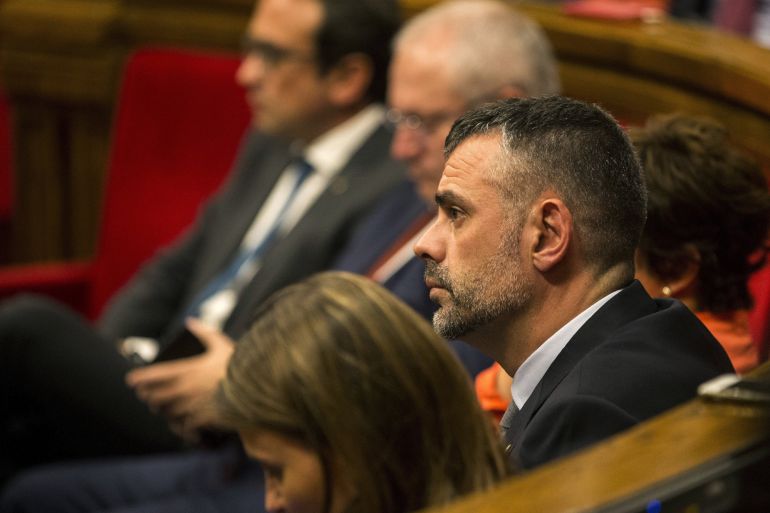 El conseller de Empresa, Santi Vila (c), durante el pleno del Parlament para abordar la respuesta a la aplicación del artículo 155 de la Constitución. El conseller de Empresa, Santi Vila (c), durante el pleno del Parlament para abordar la respuesta a la aplicación del artículo 155 de la Constitución.
