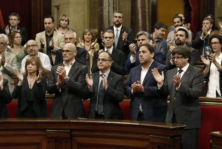 El presidente de la Generalitat de Cataluña, Carles Puigdemont (d), el vicepresidente del Govern, Oriol Junqueras (2d) y el resto del govern y diputadosde Junts pel Sí, aplauden para homenejear a Jordi Cuixart y Jordi Sanchez El presidente de la Generalitat de Cataluña, Carles Puigdemont (d), el vicepresidente del Govern, Oriol Junqueras (2d) y el resto del govern y diputadosde Junts pel Sí, aplauden para homenejear a Jordi Cuixart y Jordi Sanchez