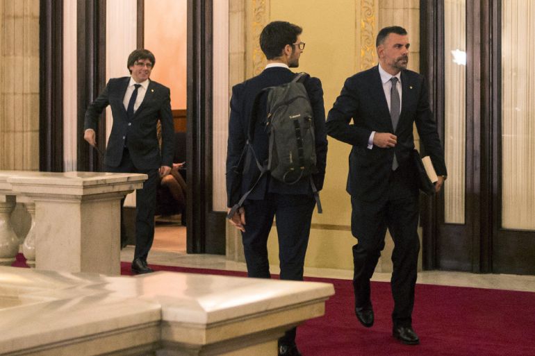 El conseller de Empresa, Santi Vila (d) sale del despacho del presidente de la Generalitat, Carles Puigdemont (i) después del pleno monográfico El conseller de Empresa, Santi Vila (d) sale del despacho del presidente de la Generalitat, Carles Puigdemont (i) después del pleno monográfico