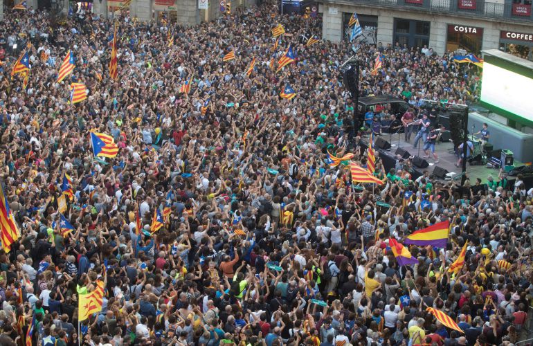 Unas 6.000 personas, según la Guardia Urbana, se han concentrado esta tarde espontáneamente en la plaza de Sant Jaume de Barcelona. Unas 6.000 personas, según la Guardia Urbana, se han concentrado esta tarde espontáneamente en la plaza de Sant Jaume de Barcelona.