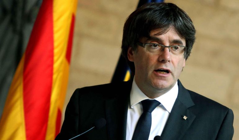 El presidente de la Generalitat, Carles Puigdemont, durante la comparecencia que ha realizado esta tarde en el Palau de la Generalitat, en Barcelona, en la que ha dejado vía libre para que el Parlament apruebe una declaración de independencia, al no haber obtenido "garantías" por parte del Gobierno de Mariano Rajoy para celebrar unas elecciones anticipadas en Cataluña sin aplicar el artículo 155. El presidente de la Generalitat, Carles Puigdemont, durante la comparecencia que ha realizado esta tarde en el Palau de la Generalitat, en Barcelona, en la que ha dejado vía libre para que el Parlament apruebe una declaración de independencia, al no haber obtenido "garantías" por parte del Gobierno de Mariano Rajoy para celebrar unas elecciones anticipadas en Cataluña sin aplicar el artículo 155.