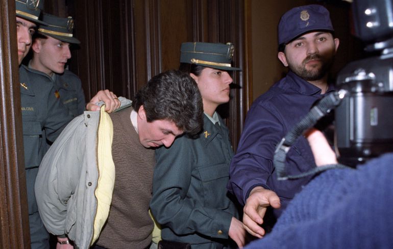 José Rodríguez Salvador, conocido como el violador del Valle de Hebrón, a la salida del juicio celebrado en la Audiencia de Barcelona en febrero de 1994 José Rodríguez Salvador, conocido como el violador del Valle de Hebrón, a la salida del juicio celebrado en la Audiencia de Barcelona en febrero de 1994