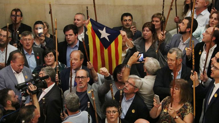 Alcaldes independentistes a l'escala del Parlament i una estelada, després del ple que ha declarat la independència de Catalunya, el 27 d'octubre de 2017 (Horitzontal) Alcaldes independentistes a l'escala del Parlament i una estelada, després del ple que ha declarat la independència de Catalunya, el 27 d'octubre de 2017 (Horitzontal)
