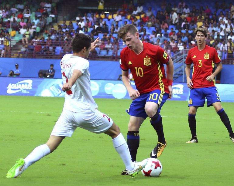 Sergio Gómez, autor de los dos tantos españoles, intenta regatear a un jugador inglés Sergio Gómez, autor de los dos tantos españoles, intenta regatear a un jugador inglés