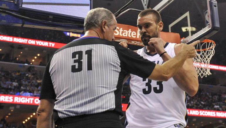 Marc Gasol charla con un árbitro Marc Gasol charla con un árbitro