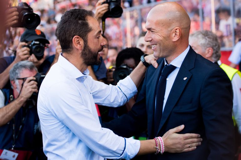 Machín saluda a un sonriente Zidane, antes del comienzo del partido Machín saluda a un sonriente Zidane, antes del comienzo del partido