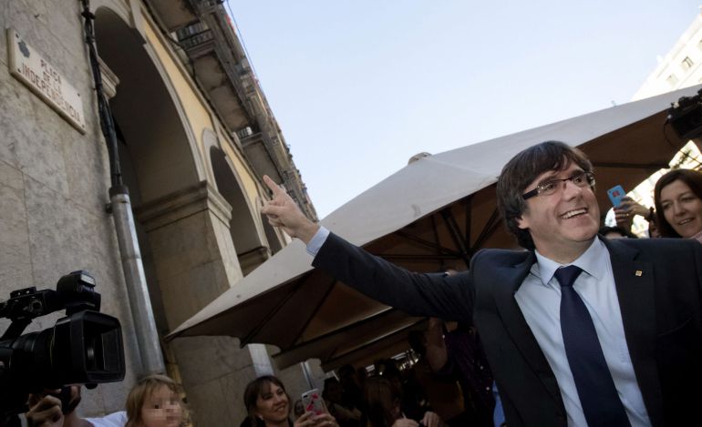 El presidente cesado de la Generalitat de Cataluña a su salida de un restaurante de Girona este sábado El presidente cesado de la Generalitat de Cataluña a su salida de un restaurante de Girona este sábado