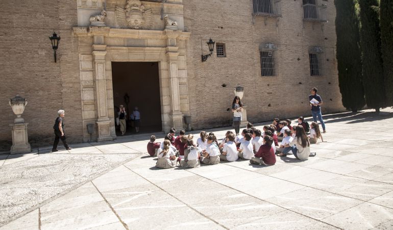 Un colegio organiza una excursión a El Corte Inglés y las redes sociales estallan. Un colegio organiza una excursión a El Corte Inglés y las redes sociales estallan.