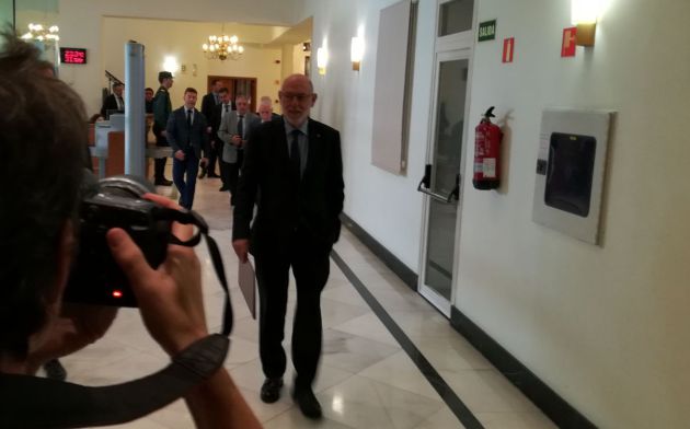 Maza anuncia dos querellas contra el equipo de Puigdemont y la Mesa del Parlament Maza anuncia dos querellas contra el equipo de Puigdemont y la Mesa del Parlament