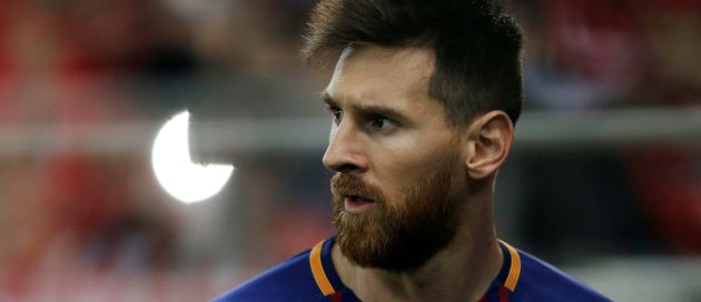 Messi mira a sus compañeros Messi mira a sus compañeros