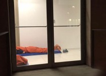 Menores migrantes retenidos en Barcelona duermen en colchones de plástico