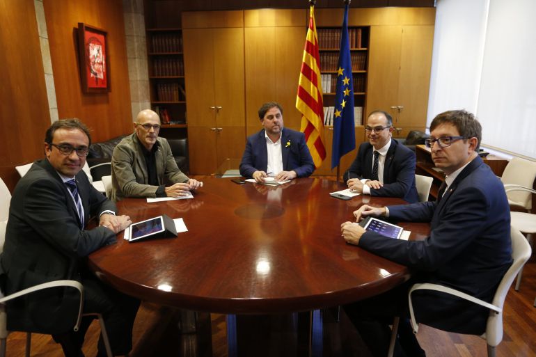 Los exconsellers del Govern Josep Rull (i), Raül Romeva (2i), Carles Mundó (d), y Jordi Turull (d), ignoraron sus ceses y celebraron el martes en el Parlament una reunión informal, presidida por Oriol Junqueras. Los exconsellers del Govern Josep Rull (i), Raül Romeva (2i), Carles Mundó (d), y Jordi Turull (d), ignoraron sus ceses y celebraron el martes en el Parlament una reunión informal, presidida por Oriol Junqueras.