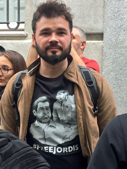Rufián ha acudido a las puertas del Supremo vistiendo una camiseta que pide la libertad para 'los Jordis'. Rufián ha acudido a las puertas del Supremo vistiendo una camiseta que pide la libertad para 'los Jordis'.
