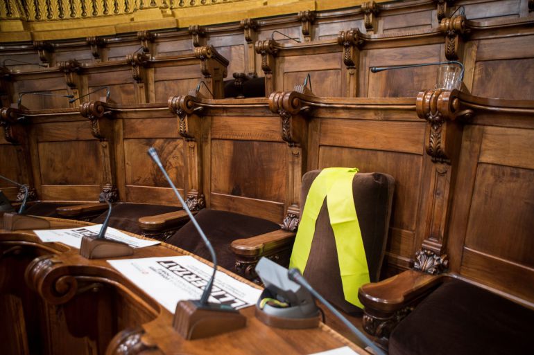 Un gran lazo amarillo ha ocupado el escaño en el que hasta el verano pasado se sentaba como concejal Joaquim Forn, ahora exconseller de Interior y encarcelado desde ayer Un gran lazo amarillo ha ocupado el escaño en el que hasta el verano pasado se sentaba como concejal Joaquim Forn, ahora exconseller de Interior y encarcelado desde ayer